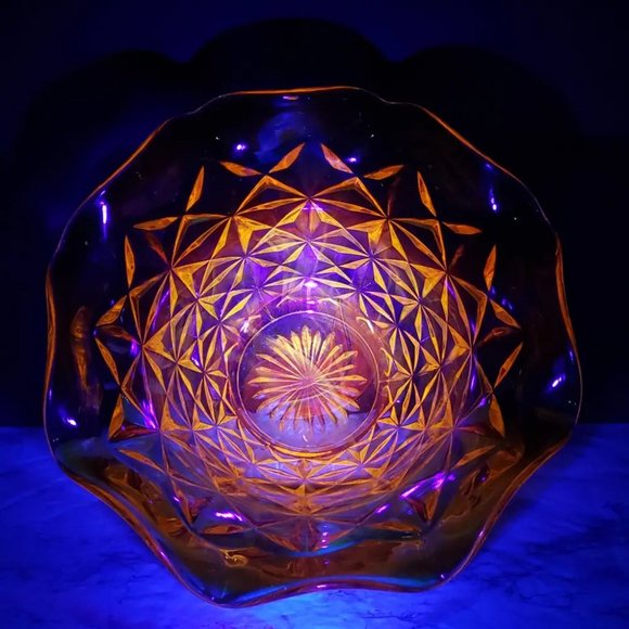 LE Smith Yellow UV Reactive Large Centerpiece Bowl Vintage - Picture 2 of 11